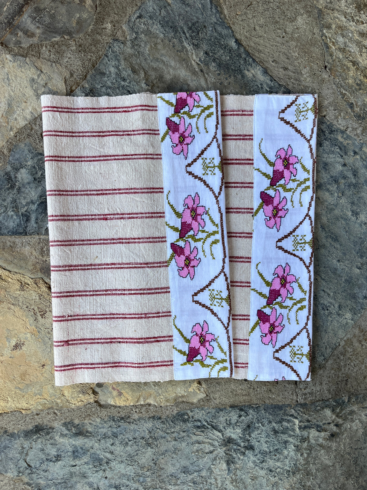 COSMOS Vintage Linen Placemats | Set of 2